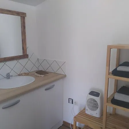 A L'etage D'une Ancienne Batisse Apartment *